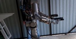 Robot militar Fedor creado por Rusia disparando con las dos manos