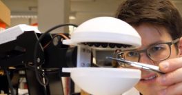 Schuck, la pinza acústica para robot con la que agarras una pieza sin manipularlo