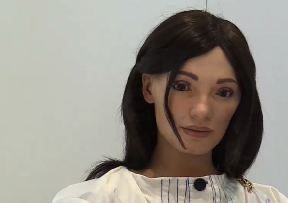 Ai-DA, el robot con forma de mujer que dibuja retratos