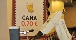 Un robot camarero sirve cervezas en Sevilla
